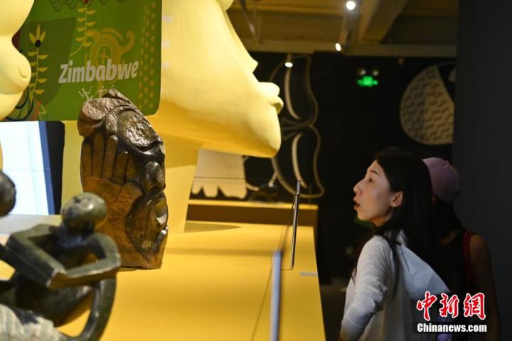 圖為游客參觀藝術展。中新社記者 李亞龍 攝