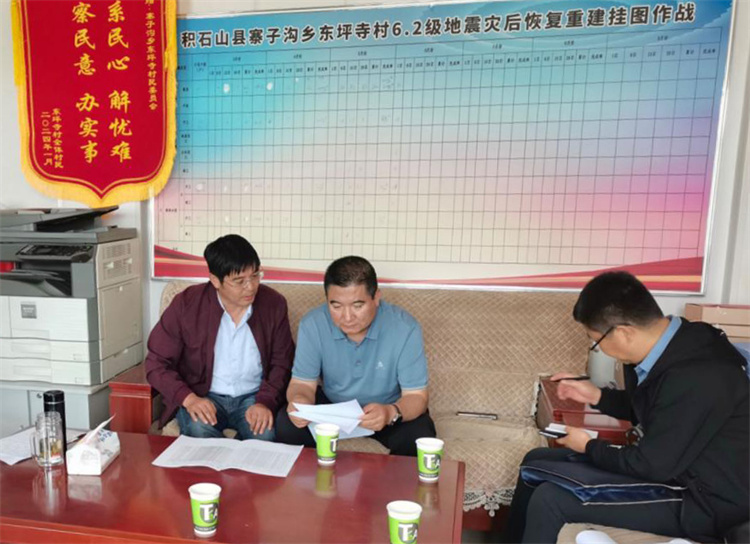 州縣紀(jì)委監(jiān)委機(jī)關(guān)聯(lián)合督查組對(duì)下沉干部 、駐村干部 、包村組長(zhǎng)、村干部 “四級(jí)”干部履職到崗情況，以及工作日志和民情臺(tái)賬、訴求臺(tái)賬進(jìn)行日常監(jiān)督檢查，壓實(shí)工作責(zé)任。.jpg