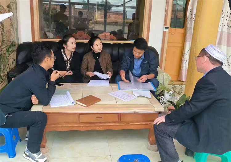 臨潭縣卓洛鄉(xiāng)紀(jì)委工作人員在下園子村農(nóng)戶家中了解在發(fā)放大病救助補(bǔ)助資金中是否存在落實(shí)不及時(shí)、不到位等作風(fēng)方面的問(wèn)題。.jpg